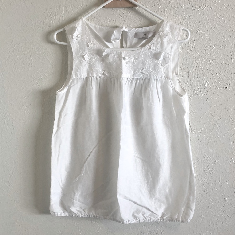 Ann Taylor Loft white flower sleeveless top. Sz XS